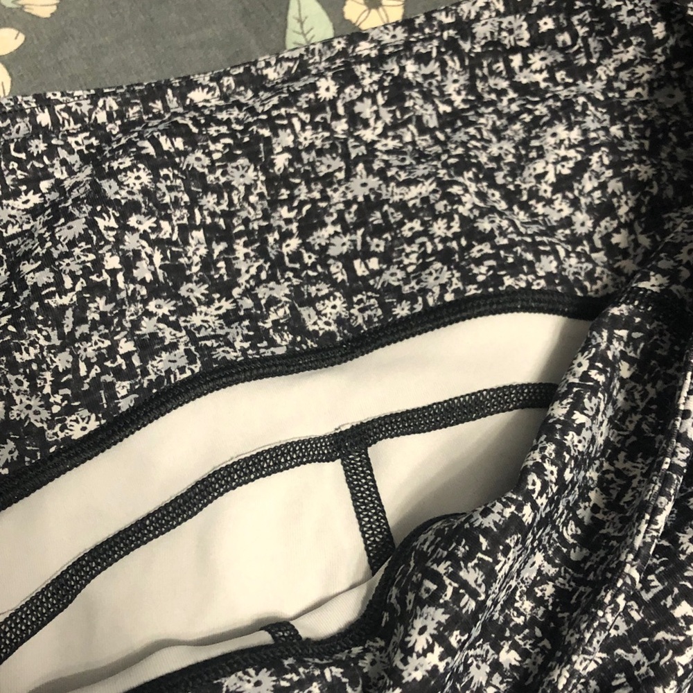 Lululemon Floral Patterned High-Waisted Ankle Pocket Leggings in Gray Size 8 - Picture 3 of 8